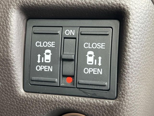 【両側パワースライドドア】スマートキーや運転席のスイッチで後席両側スライドドアの開閉が可能♪電動だから力を入れてドアを開ける必要が無く、小さなお子様でも簡単に開け閉めでき快適です♪