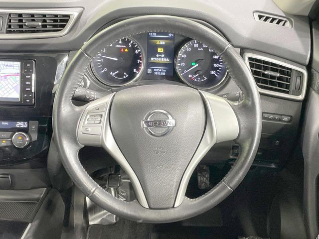 インテリアに合わせたデザインのステアリングは、運転される方のことも考え、運転しやすい形状、大きさです。是非一度、実際に触ってお確かめください。