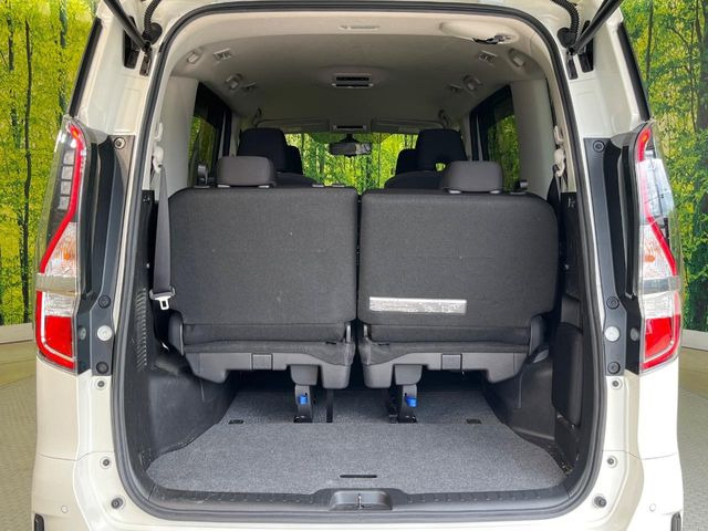 積み下ろしのしやすいデッキにはたっぷりと荷物を積み込んでいただけます。遊びから仕事まで、様々なシーンで頼れます♪