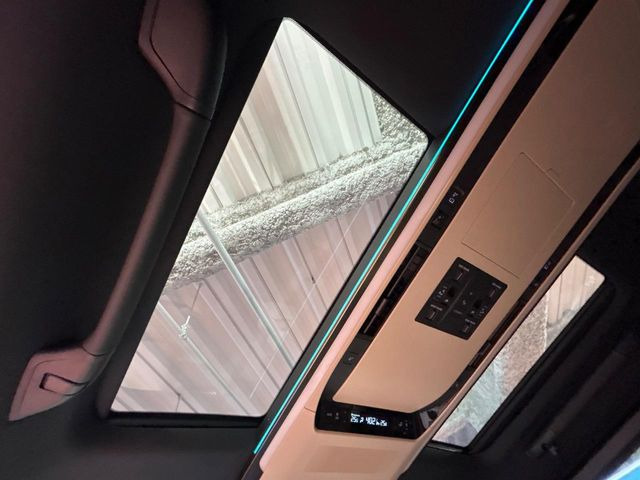 【ガラスルーフ】ガラスルーフ搭載で車内の解放感が一気にアップ!開放的なドライブをお楽しみいただけます。