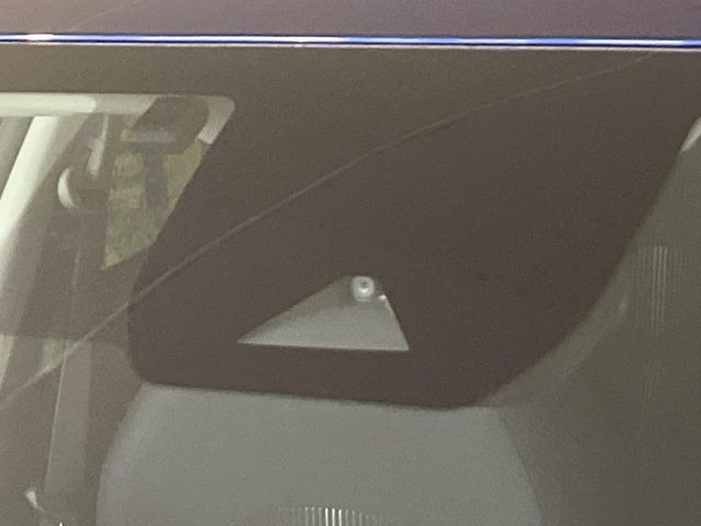 【インテリジェントエマージェンシーブレーキ】フロントカメラで前方の車両や歩行者を検知。衝突しそうな時は衝突被害軽減ブレーキが作動、衝突回避をサポート。より安全にドライブをお楽しみいただけます。