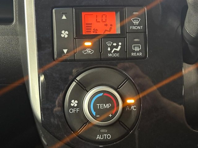 【オートエアコン】一度お好みの温度に設定すれば、車内の温度を検知し風量や温度を自動で調整。暑い&hellip;寒い&hellip;と何度もスイッチ操作をする必要はありません。快適な車内空間には必須の機能ですね♪