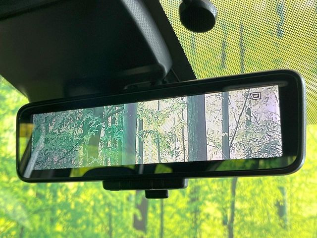 【インテリジェントルームミラー】後席の大きな荷物や同乗者で後方が確認しづらい時でも安心!カメラが撮影した車両後方の映像をルームミラー内に表示。クリアな視界で状況の確認が可能です!