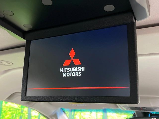 【フリップダウンモニター】大画面モニターで後席でもエンタメをお楽しみいただけます。小さなお子様にも大人気の装備です♪