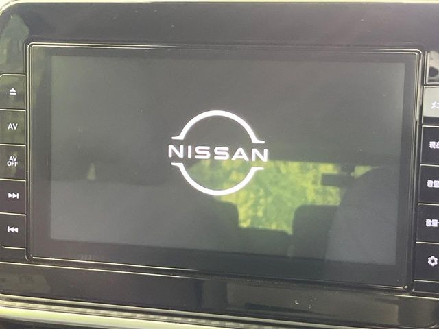 【大画面ナビ】人気の大型9インチナビを装備。存在感のある大画面はインパクト大!ナビ利用時のマップ表示は見やすく、テレビやDVDは臨場感がアップ!いつものドライブがグッと楽しくなります♪