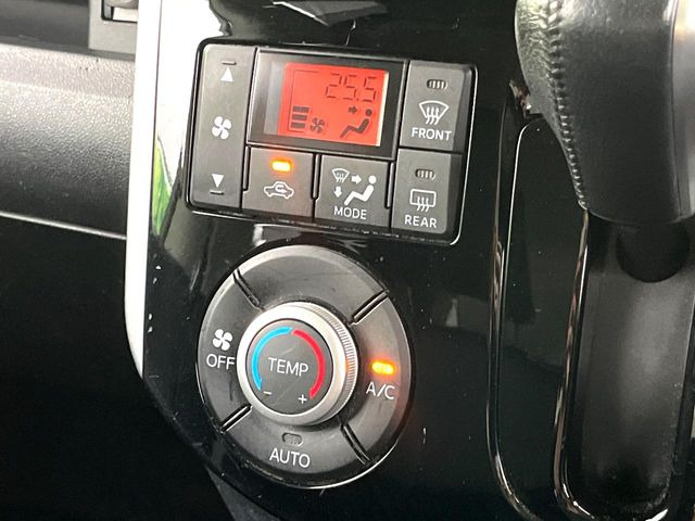 【オートエアコン】一度お好みの温度に設定すれば、車内の温度を検知し風量や温度を自動で調整。暑い&hellip;寒い&hellip;と何度もスイッチ操作をする必要はありません。快適な車内空間には必須の機能ですね♪