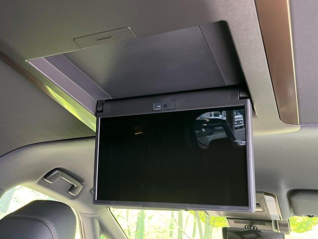 【フリップダウンモニター】大画面モニターで後席でもエンタメをお楽しみいただけます。小さなお子様にも大人気の装備です♪