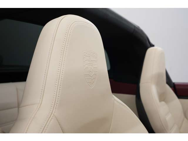 ヘッドレストには「PORSCHE」ロゴのエンボス加工を施し、細部にまでこだわりを感じさせる特別な仕上がりに。911タルガ4 GTSならではの上質でスポーティな室内空間を演出しています。