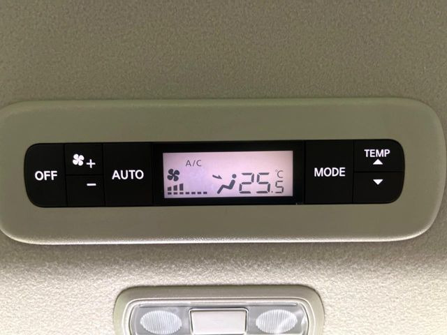 【リアオートエアコン】広い後部座席には必須の機能!風量や温度を自動で調整し前席と同様な車内環境にしてくれるリアオートエアコンを装備。夏の暑さも冬の寒さもストレスなく快適にお過ごしいただけます♪