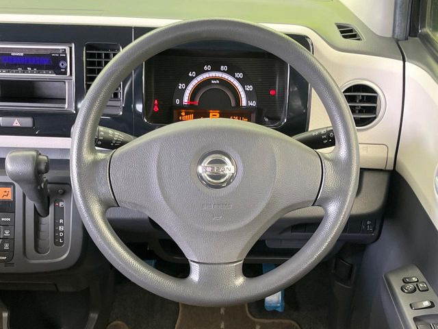 �C���e���A�ɍ��킹���f�U�C���̃X�e�A�����O�́A�^�]�������̂��Ƃ��l���A�^�]���₷���`��A�傫���ł��B�����x�A���ۂɐG���Ă��m���߂��������B