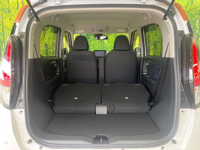 普段のお買い物や通勤、送迎等に十分な荷室スペースを確保しております。セカンドシートを倒すと、大きな荷物の積載も可能です♪