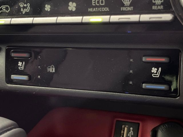 【シートベンチレーション】夏場は涼しい風でお尻や背中の熱やムレを防ぎ、冬はエアコンよりも早く温まってポカポカに!レザーシートにうれしい装備で、季節を問わず快適に過ごせます。