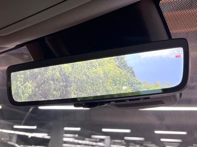 【デジタルインナーミラー】後席の大きな荷物や同乗者で後方が確認しづらい時でも安心!カメラが撮影した車両後方の映像をルームミラー内に表示。クリアな視界で状況の確認が可能です!