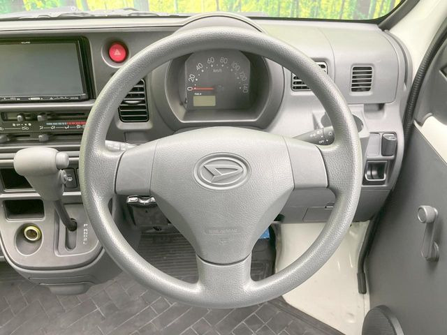 �C���e���A�ɍ��킹���f�U�C���̃X�e�A�����O�́A�^�]�������̂��Ƃ��l���A�^�]���₷���`��A�傫���ł��B�����x�A���ۂɐG���Ă��m���߂��������B