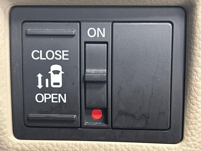 【パワースライドドア】スマートキーや運転席のスイッチでスライドドアの開閉が可能♪電動だから力を入れてドアを開ける必要が無く、小さいお子様でも、重い荷物を持っている時もラクに開け閉めできます♪