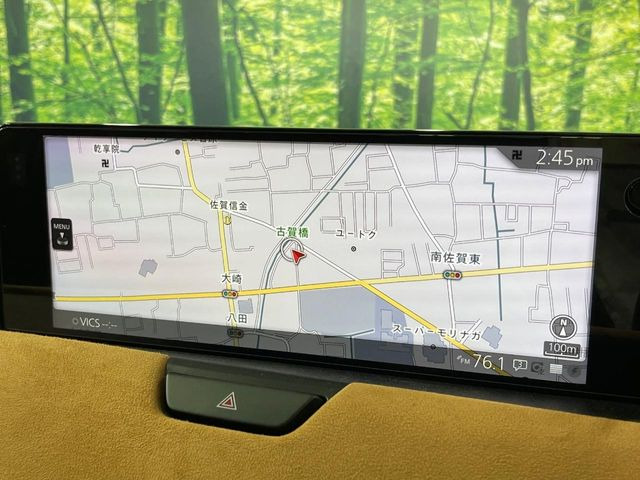 【10.25インチマツダコネクト】車内の雰囲気にマッチした大型ディスプレイ。スマホ接続でのナビ使用やBluetooth再生等、様々な機能が楽しめます。直感的なダイヤル操作が可能で、使い勝手も良好です。