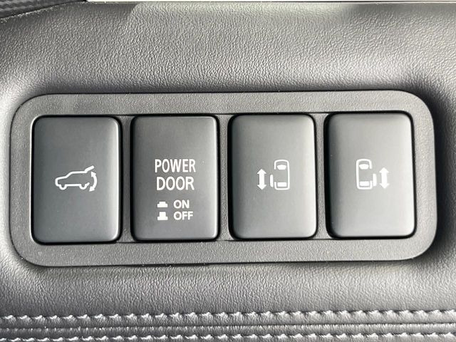 【両側パワースライドドア】スマートキーや運転席のスイッチで後席両側スライドドアの開閉が可能♪電動だから力を入れてドアを開ける必要が無く、小さなお子様でも簡単に開け閉めでき快適です♪
