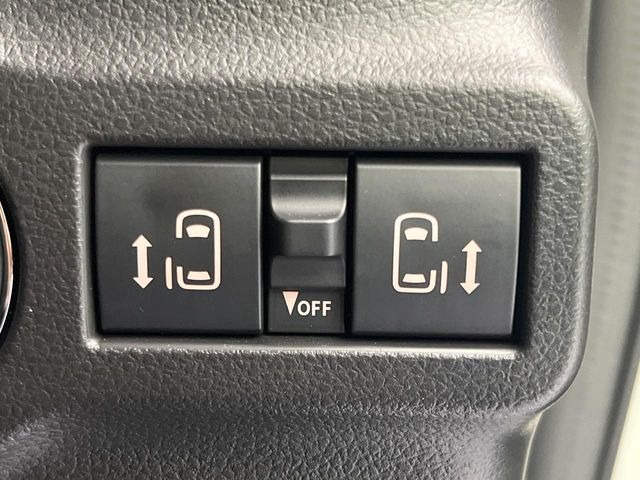 【両側パワースライドドア】スマートキーや運転席のスイッチで後席両側スライドドアの開閉が可能♪電動だから力を入れてドアを開ける必要が無く、小さなお子様でも簡単に開け閉めでき快適です♪