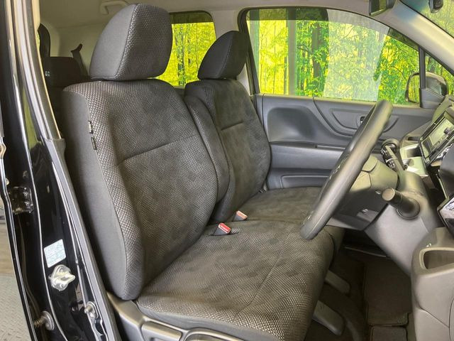 運転席シート廻りは使用感も少なく、良好な状態となっています。前オーナー様が丁寧に使っていたことがよくわかりますね。