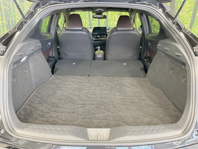 後席を格納すると、これだけの広さが!シーンに合わせたシートアレンジで、大きな荷物も積むことが出来ます♪