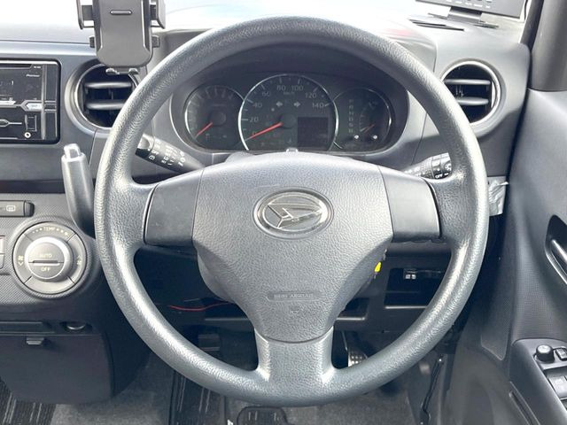 �C���e���A�ɍ��킹���f�U�C���̃X�e�A�����O�́A�^�]�������̂��Ƃ��l���A�^�]���₷���`��A�傫���ł��B�����x�A���ۂɐG���Ă��m���߂��������B