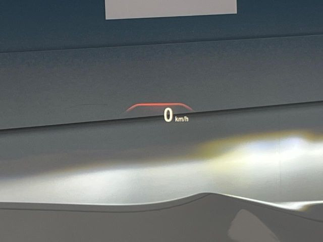 ●ヘッドアップディスプレイ:現在の速度や走行情報をデジタル表示で運転席前方のガラスに投影!運転中、視線をずらさず必要な情報を確認できるのでとっても便利で安心!