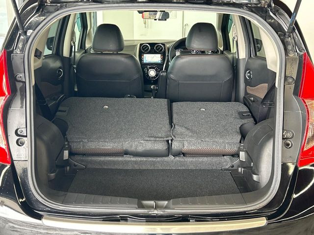 積み下ろしのしやすいデッキにはたっぷりと荷物を積み込んでいただけます。遊びから仕事まで、様々なシーンで頼れます♪