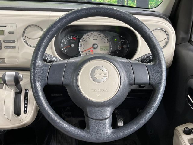 �C���e���A�ɍ��킹���f�U�C���̃X�e�A�����O�́A�^�]�������̂��Ƃ��l���A�^�]���₷���`��A�傫���ł��B�����x�A���ۂɐG���Ă��m���߂��������B