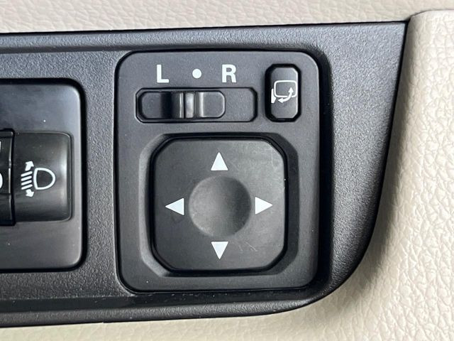 【電動格納ミラー】サイドミラーは電動格納式となっており、狭い駐車場でもキズがつくリスクを抑えられます。