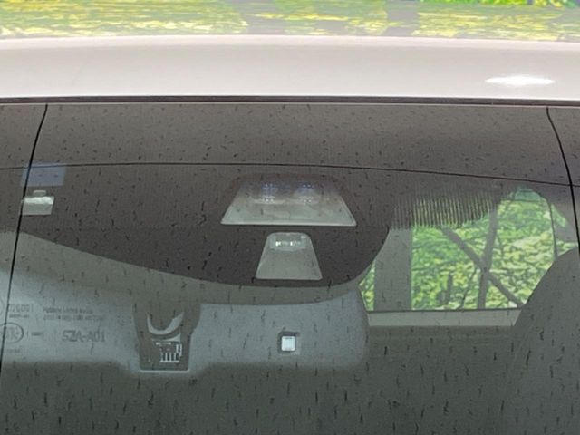 【シティブレーキアクティブシステム】低速走行中に前方の車両等を認識し、衝突しそうな時は警報とブレーキで衝突回避と被害軽減をアシスト。より安全にドライブをお楽しみいただけます。