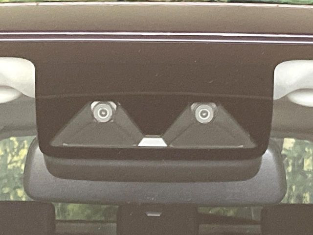 【スマートアシスト】走行中に前方の車両等を認識し、衝突しそうな時は警報とブレーキで衝突回避と被害軽減をアシスト。より安全にドライブをお楽しみいただけます。