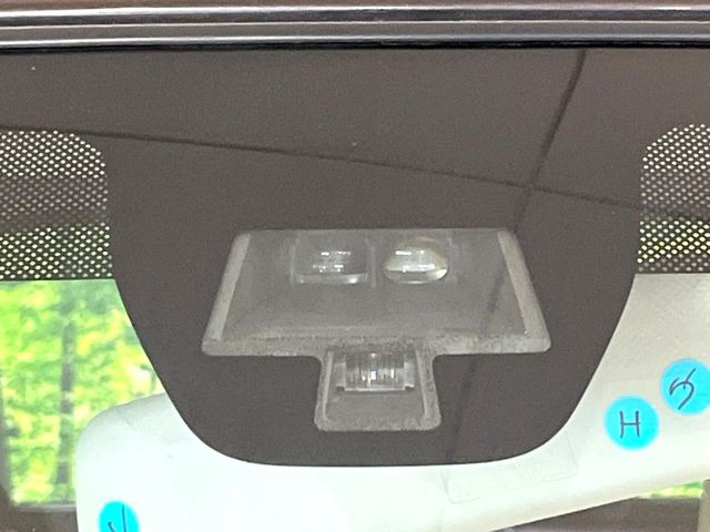 【レーダーブレーキサポート】走行中に前方の車両等を認識し、衝突しそうな時は警報とブレーキで衝突回避と被害軽減をアシスト。より安全にドライブをお楽しみいただけます。
