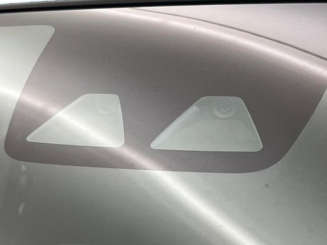 【スマートアシスト】走行中に前方の車両等を認識し、衝突しそうな時は警報とブレーキで衝突回避と被害軽減をアシスト。より安全にドライブをお楽しみいただけます。