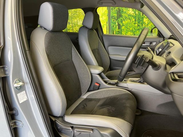 運転席シート廻りは使用感も少なく、良好な状態となっています。前オーナー様が丁寧に使っていたことがよくわかりますね。