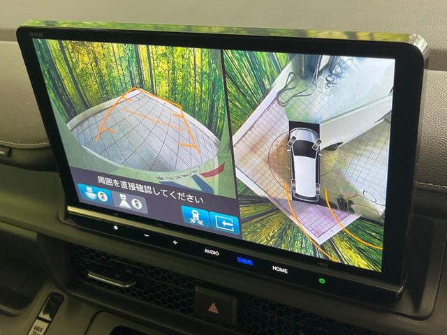 【マルチビューカメラシステム】専用のカメラにより、上から見下ろしたような視点で360度クルマの周囲を確認することができます☆死角部分も確認しやすく、狭い場所での切り返しや駐車もスムーズに行えます。