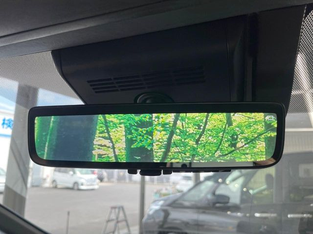 【デジタルインナーミラー】後席の大きな荷物や同乗者で後方が確認しづらい時でも安心!カメラが撮影した車両後方の映像をルームミラー内に表示。クリアな視界で状況の確認が可能です!