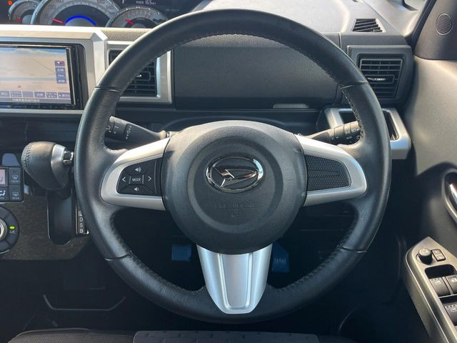 �C���e���A�ɍ��킹���f�U�C���̃X�e�A�����O�́A�^�]�������̂��Ƃ��l���A�^�]���₷���`��A�傫���ł��B�����x�A���ۂɐG���Ă��m���߂��������B