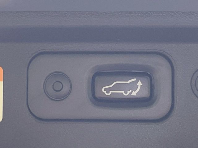 【パワーバックドア】スマートキーや運転席のボタンを押すだけでリアゲートが自動で開閉します!荷物を持っている時や、高い位置にあるバックドアを閉める際に便利な機能です♪
