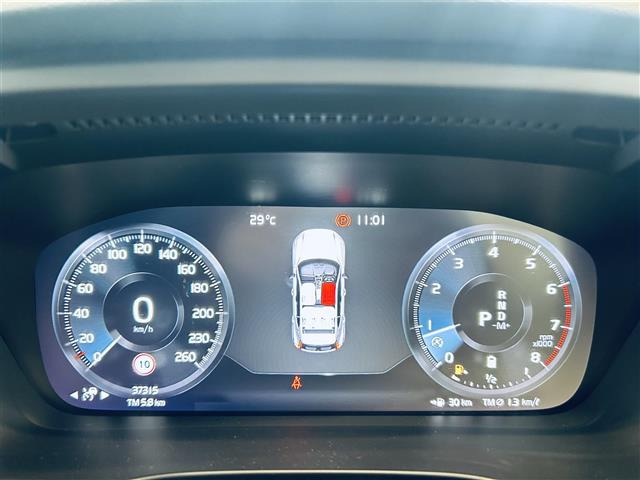 XC40B4 AWD Rデザイン 4WD