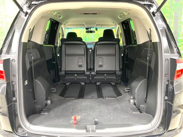 後席を格納すると、これだけの広さが!シーンに合わせたシートアレンジで、大きな荷物も積むことが出来ます♪