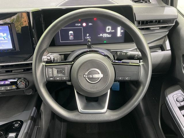 インテリアに合わせたデザインのステアリングは、運転される方のことも考え、運転しやすい形状、大きさです。是非一度、実際に触ってお確かめください。