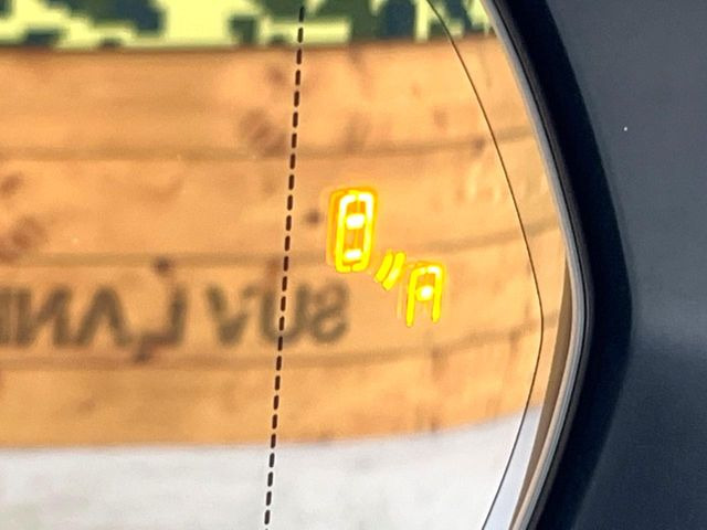 【ブラインドスポットモニター】走行中、ドアミラーの死角になりやすい箇所に後続車が接近するとサイドミラーのレンズに警告を表示!ドライバーに注意喚起をしてくれます。