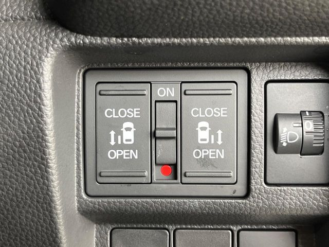 【両側パワースライドドア】スマートキーや運転席のスイッチで後席両側スライドドアの開閉が可能♪電動だから力を入れてドアを開ける必要が無く、小さなお子様でも簡単に開け閉めでき快適です♪