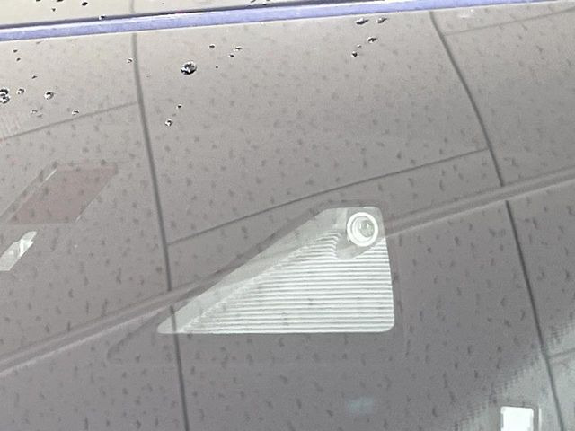 【スマートブレーキサポート】走行中に前方の車両等を認識し、衝突しそうな時は警報とブレーキで衝突回避と被害軽減をアシスト。より安全にドライブをお楽しみいただけます。
