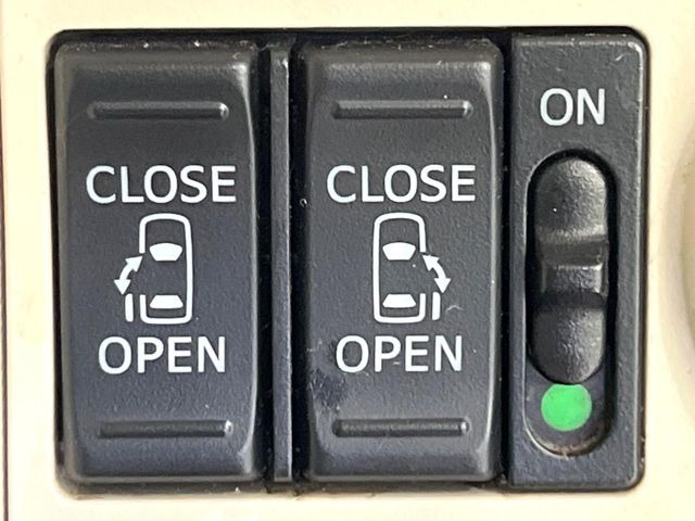 【両側パワースライドドア】スマートキーや運転席のスイッチで後席両側スライドドアの開閉が可能♪電動だから力を入れてドアを開ける必要が無く、小さなお子様でも簡単に開け閉めでき快適です♪
