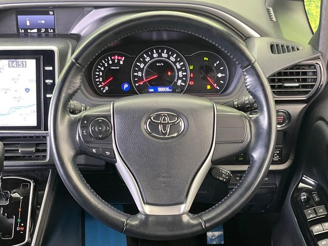 【純正革巻きステアリング】上質な革を使用することで、手にしっかり馴染みとても運転しやすいハンドルです♪