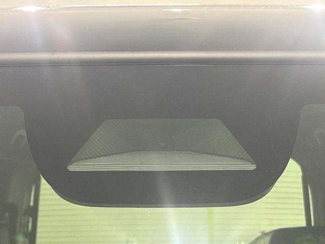 【ホンダセンシング】走行中に前方の車両等を認識し、衝突しそうな時は警報とブレーキで衝突回避と被害軽減をアシスト。より安全にドライブをお楽しみいただけます。