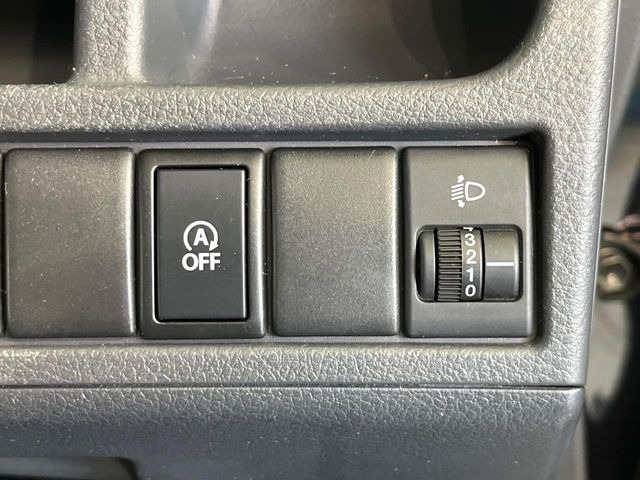 【アイドリングストップ】赤信号や渋滞で停車した際にエンジンを停止し、無駄な燃料の消費を抑えます。燃費向上や環境保護につなげる機能♪エンジンはブレーキを離せば再始動します。