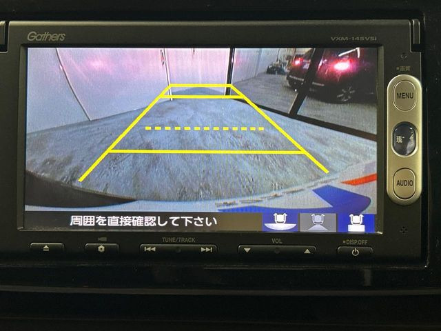 【バックカメラ】駐車時に後方がリアルタイム映像で確認できます。大型商業施設や立体駐車場での駐車時や、夜間のバック時に大活躍!運転スキルに関わらず、今や必須となった装備のひとつです!