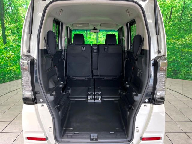 普段のお買い物や通勤、送迎等に十分な荷室スペースを確保しております。セカンドシートを倒すと、大きな荷物の積載も可能です♪